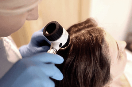 dermatologia zabieg wykonywane na kobiecie w centrum zdrowego włosa